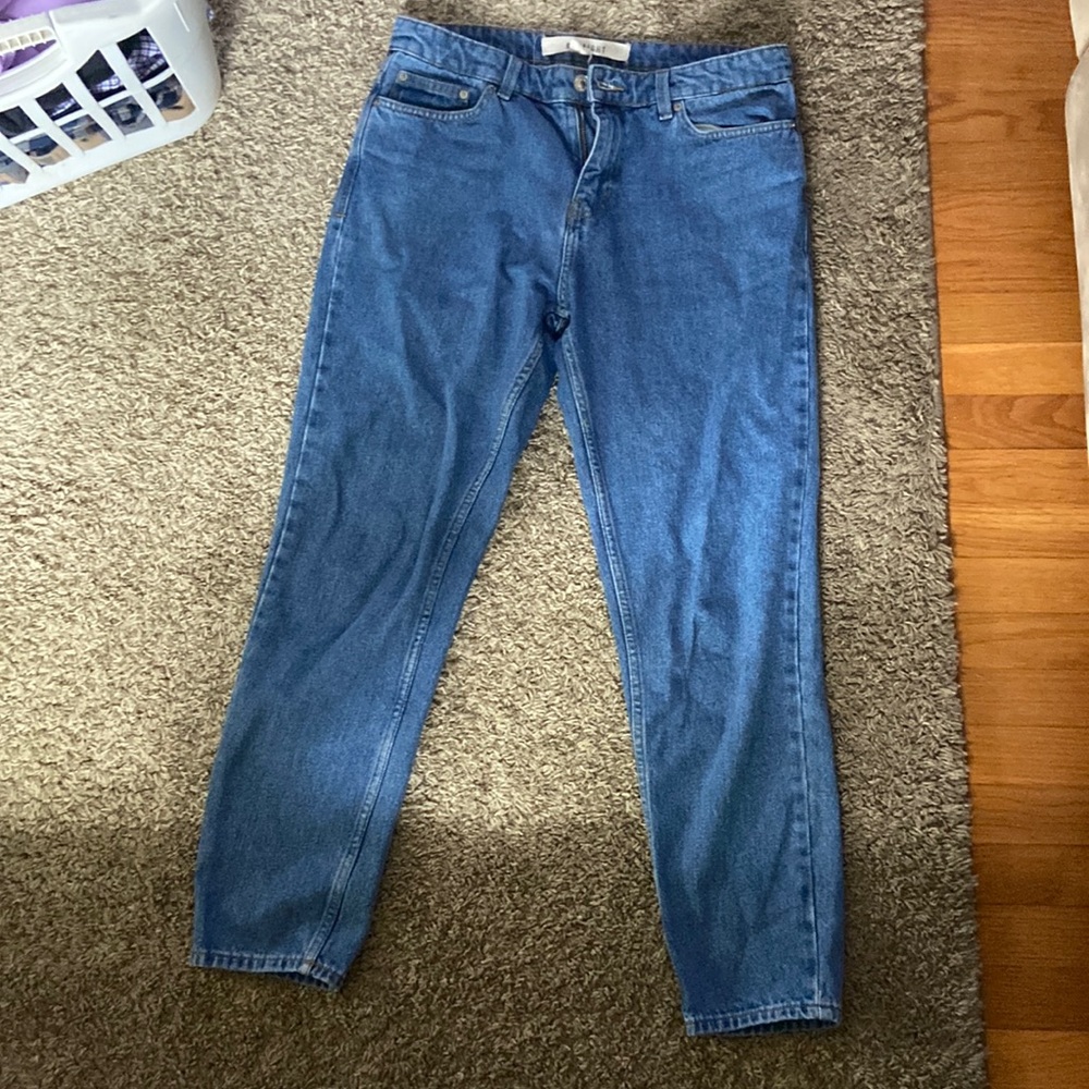 BARELY WORN STRAIT JEANS 34x34